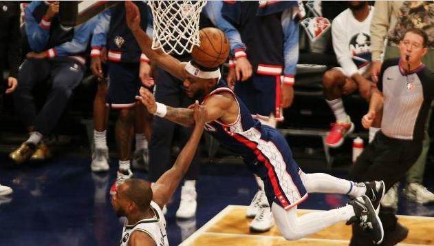 V体育官网-米德尔顿恶犯引发争议 篮网与雄鹿恩怨再度升级